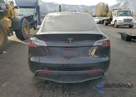2025 Tesla Model Y z USA, uszkodzony, nr VIN 7SAYGAEE5SF244730